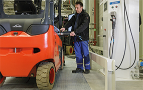 Wasserstoffbetankungsvorgang eines Hochhubwagens (Foto)