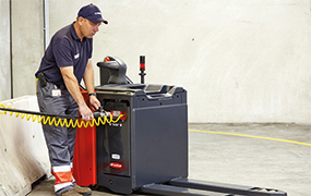 Hybrid pallet truck (photo)